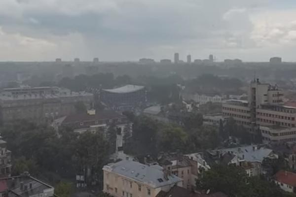 KIŠA NAPRAVILA KOLAPS U BEOGRADU, LJUDI NE MOGU DA PROĐU OD VODENE BUJICE: Ovo je snimak koji sve govori (VIDEO)