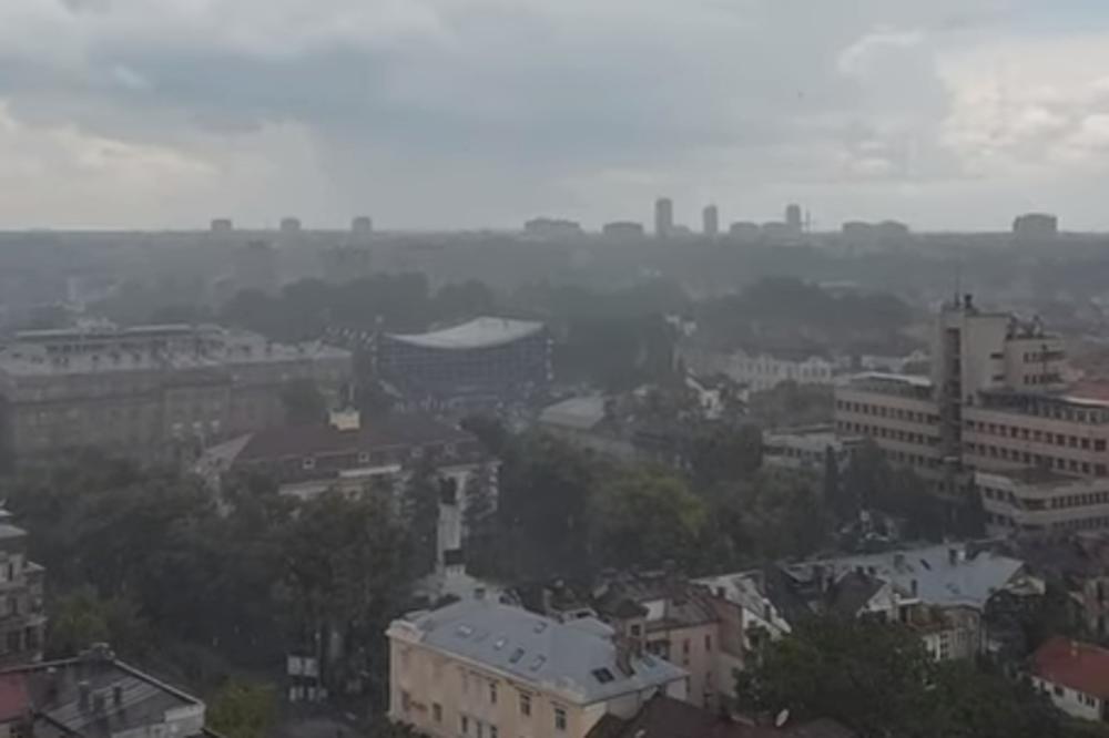 GRAD SE SRUČIO NA ZEMUN: Gledajte samo kako pada, ULICE SU PUNE VODE, LJUDI BEŽE! (VIDEO)