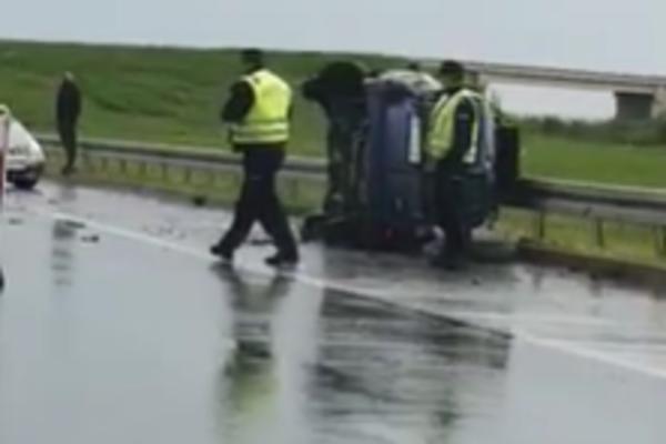 UDES KOD BATAJNICE: Sudarilo se nekoliko vozila, jedno JE PREVRNUTO NA KROV!