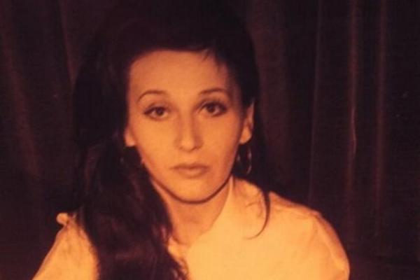 IMA VANBRAČNU ĆERKU SA FUDBALEROM, A NAŠA VELIKA PEVAČICA JE DANAS U BRAKU SA SRPSKIM MUZIČAREM: Prepoznajete je?