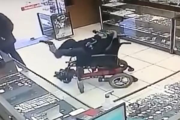 SVI SU GLEDALI U ČOVEKA U KOLICIMA: Ono što je uradio ŠOKIRALO je sve! (VIDEO)