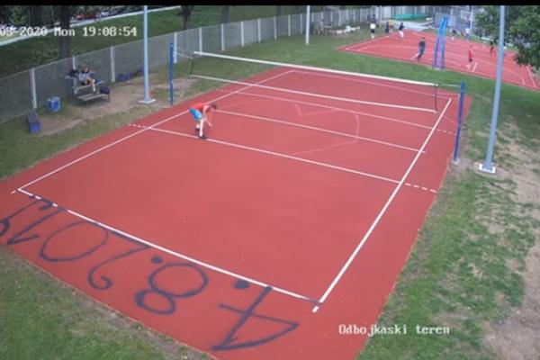 VANDALIZAM U ČAČKU! Lik je usred bela dana pred ljudima šarao odbojakški teren, POLICIJA JE BRZO REAGOVALA (FOTO)