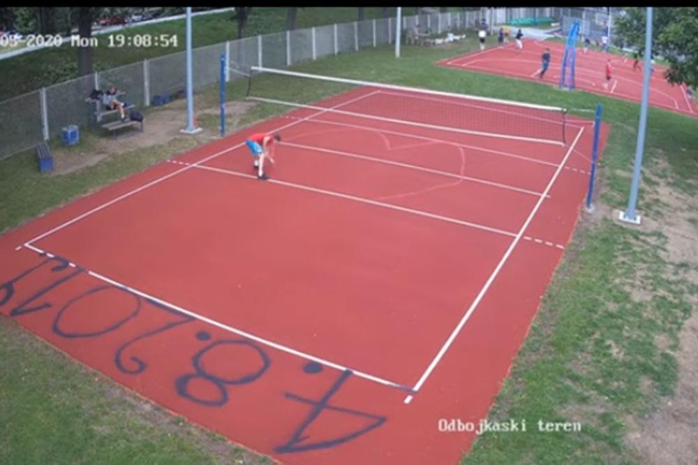 VANDALIZAM U ČAČKU! Lik je usred bela dana pred ljudima šarao odbojakški teren, POLICIJA JE BRZO REAGOVALA (FOTO)