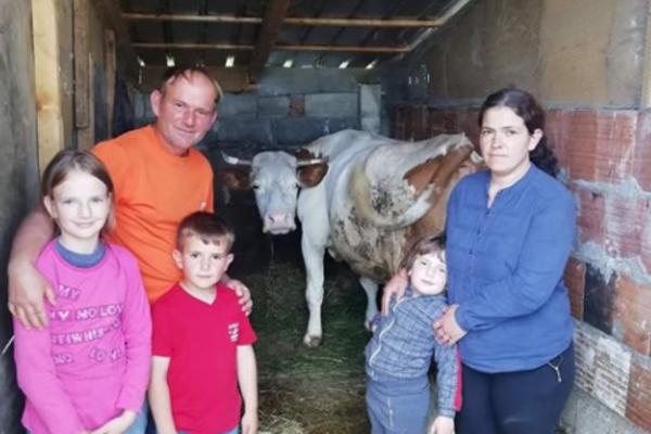 LJUDI VELIKOG SRCA: Članovi udruženja Svi Kosmet sakupili 1.300 evra i porodici s Kosova kupili nešto neophodno