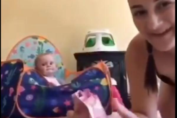 MAMA JE ZAŠUŠTALA SA KESICOM ČIPSA: A onda je to čula BEBA i sada se CEO SVET SMEJE I UMIRE OD MILINE! (VIDEO)