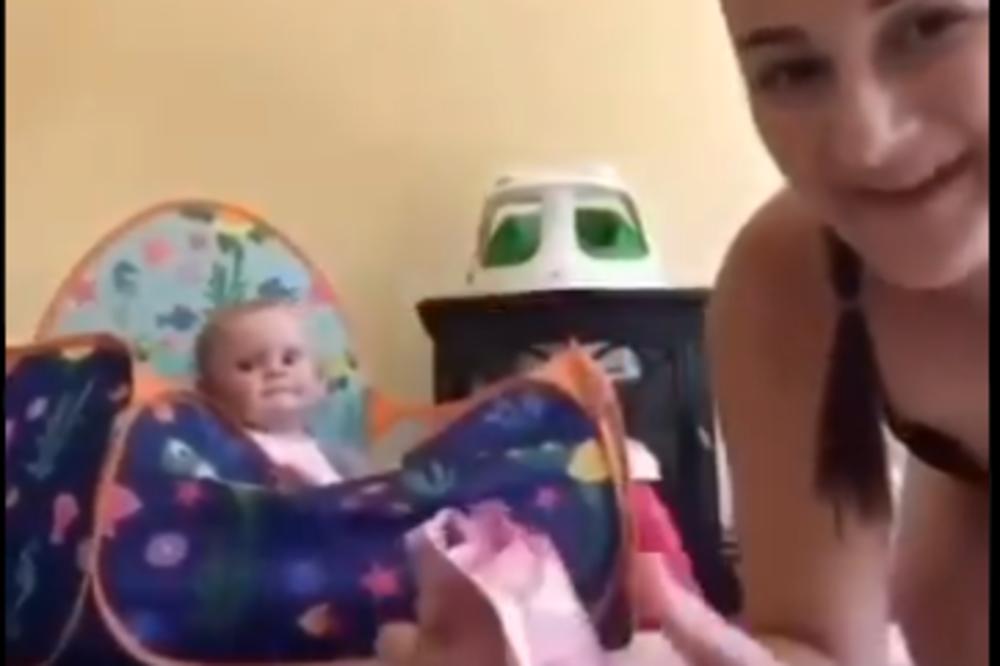 MAMA JE ZAŠUŠTALA SA KESICOM ČIPSA: A onda je to čula BEBA i sada se CEO SVET SMEJE I UMIRE OD MILINE! (VIDEO)