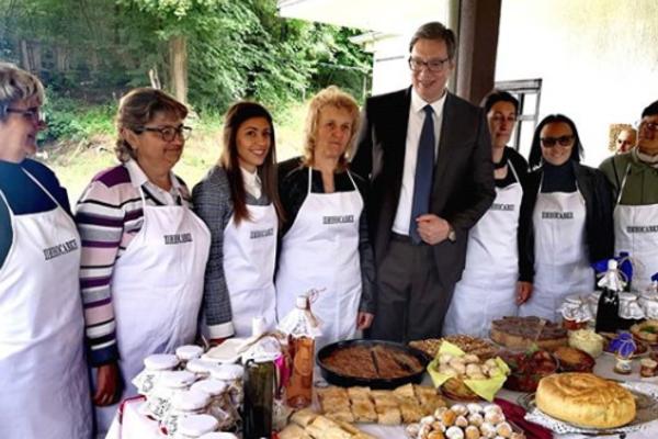 VUČIĆ NIJE MOGAO DA SAKRIJE VELIKI OSMEH kad je video KO GA JE I KAKO dočekao u Smederevskoj Palanci! (FOTO)