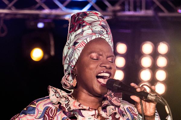 Angélique Kidjo objavila fantastičnu fanki obradu pesme Beds Are Burning (Midnight Oil)