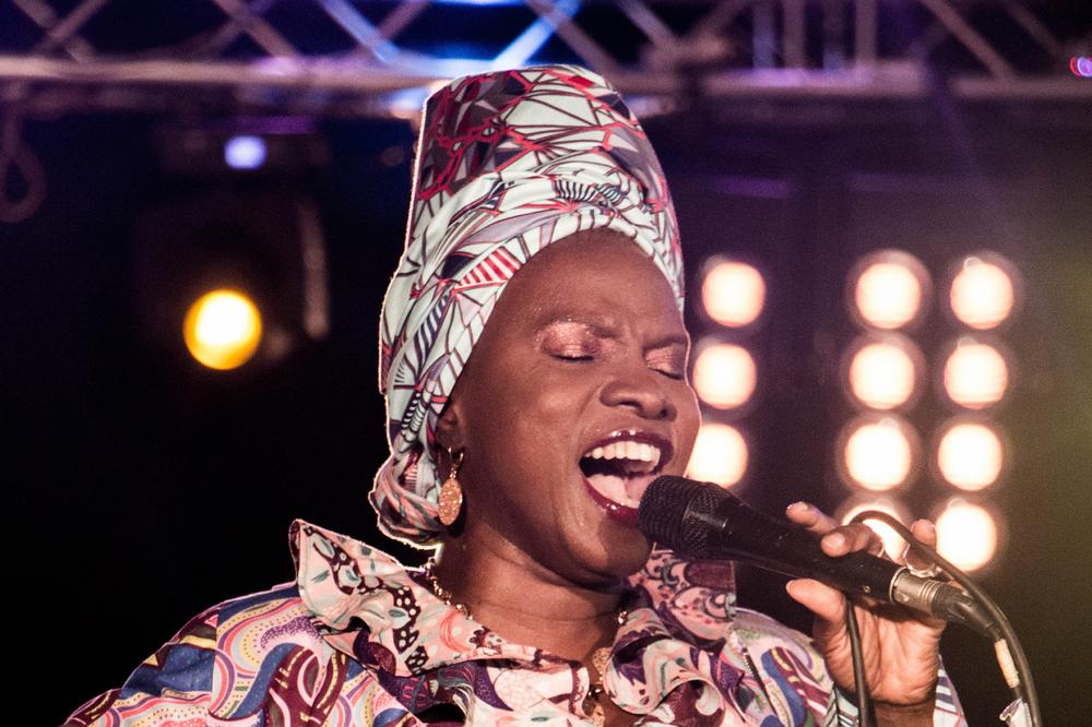 Angélique Kidjo objavila fantastičnu fanki obradu pesme Beds Are Burning (Midnight Oil)