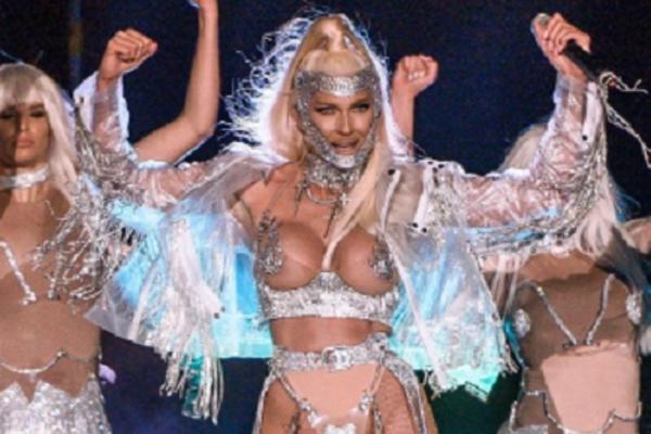 KARLEUŠA DANAS ZABORAVILA DA OBUČE GAĆICE! Apsolutno se sve ocrtava, a duboki dekolte vodi ispod stomaka!