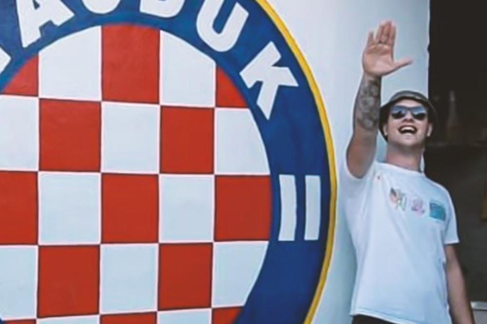 NOVI USTAŠKI SKANDAL: Sin gradonačelnika VISOKO PODIGAO DESNICU pored grba Hajduka! (FOTO)