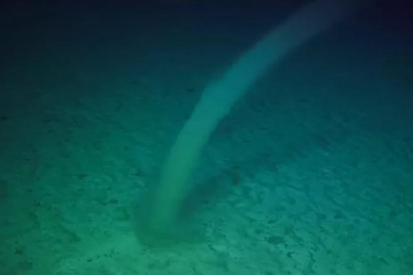 PODVODNA EKSPEDICIJA SNIMILA ČUDNU POJAVU U DUBINAMA: Ovo je objašnjenje neobičnog oblika! (VIDEO)