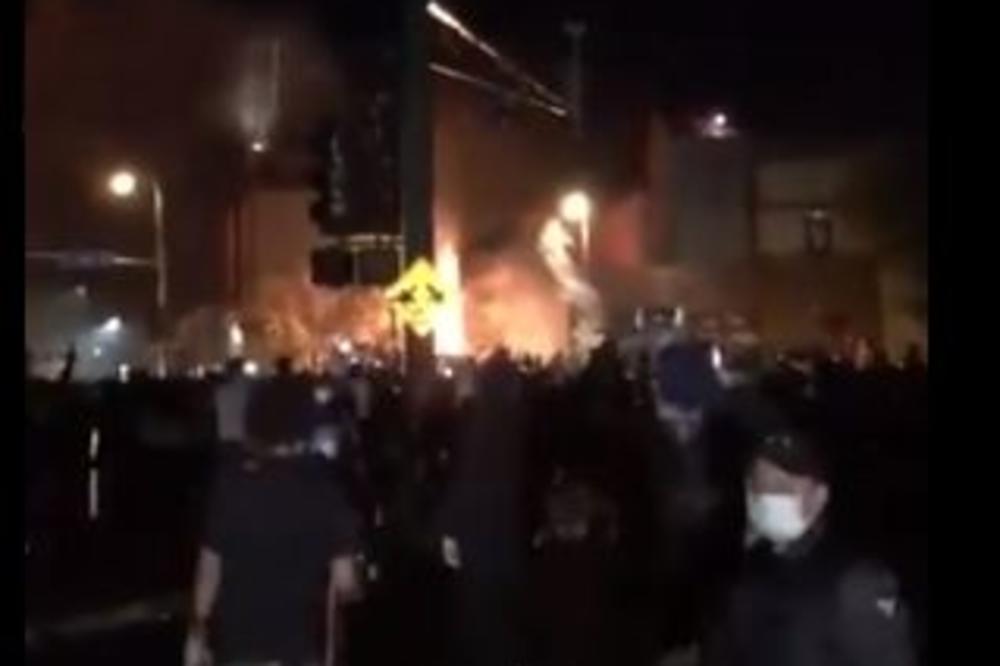 GRAĐANSKI RAT U AMERICI! Demonstranti upali u centralu policije i ZAPALILI JE, aktivirana NACIONALNA GARDA! (VIDEO)