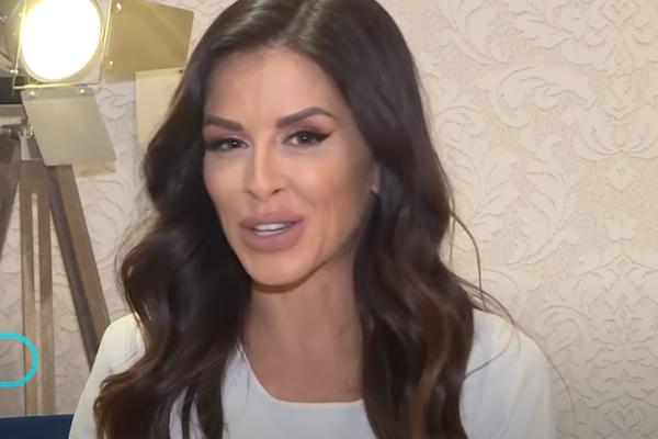 DŽEPNA VENERA! ANA SEVIĆ PRAVA JE BOMBA: Nezapamćena odevna kombinacija RASPALIĆE mušku mašku, NEODOLJIVA je!