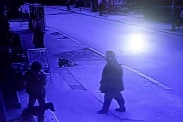 DETETU JE ISPRED RADNJE ISPAO NOVAC: Ovaj Nišlija uradio je nešto VAN SVAKE PAMETI! FUJ! (VIDEO)