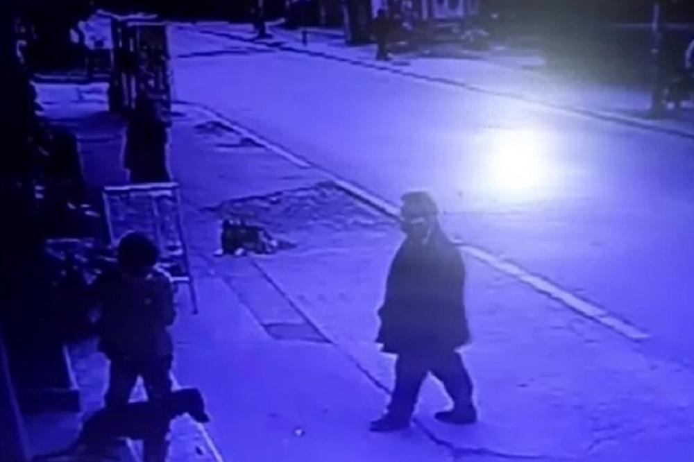 DETETU JE ISPRED RADNJE ISPAO NOVAC: Ovaj Nišlija uradio je nešto VAN SVAKE PAMETI! FUJ! (VIDEO)