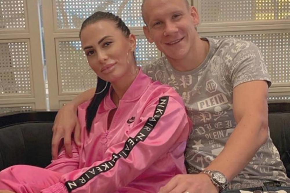 VIDA POZIRAO SA SVOJOM ZGODNOM ŽENOM IVANOM: A niko ne gleda u Vidu, ZBOG OVE ROZA TRENERKE! (FOTO)