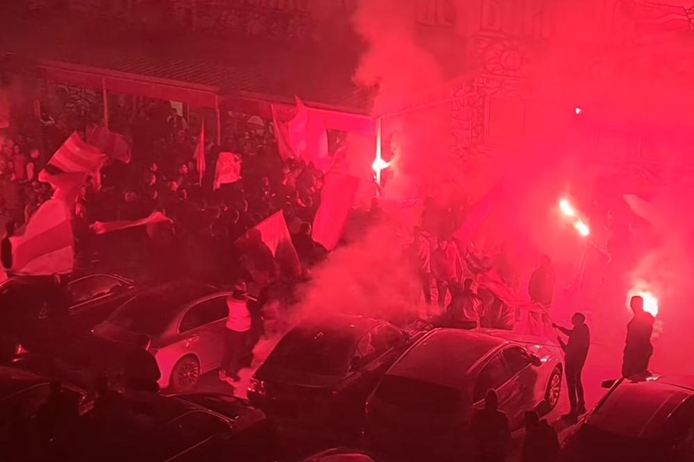 OVAKO SU DELIJE DOČEKALE ŠAMPIONE: Korteo od Banjice do Marakane uz barjake i baklje, pa ludilo ispred svlačionice!