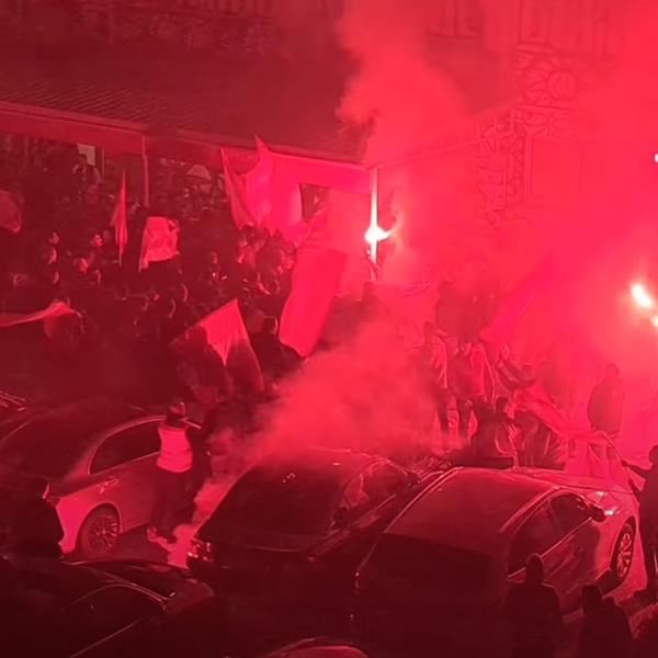 OVAKO SU DELIJE DOČEKALE ŠAMPIONE: Korteo od Banjice do Marakane uz barjake i baklje, pa ludilo ispred svlačionice!