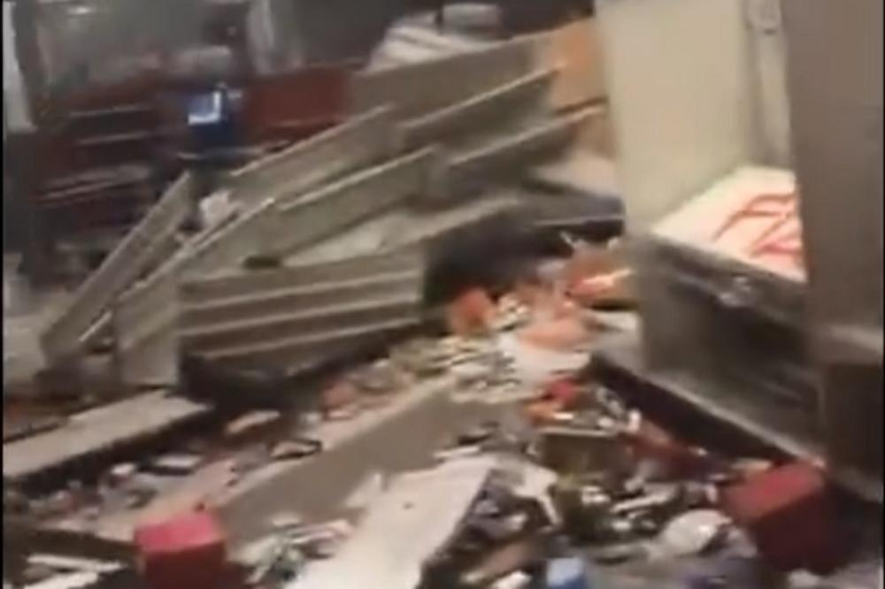 STRAŠNI SNIMCI IZ AMERIKE, POGLEDAJTE KAKO GRAĐANI PUSTOŠE PRODAVNICE: Sve su polomili i pokrali! (VIDEO)