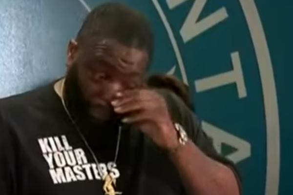 SNIMAK PRIVOĐENJA NA JAVNOM DOGAĐAJU OBELEŽIO GA JE ZA CEO ŽIVOT: Na dodeli NAGRADA desio se ogroman SKANDAL