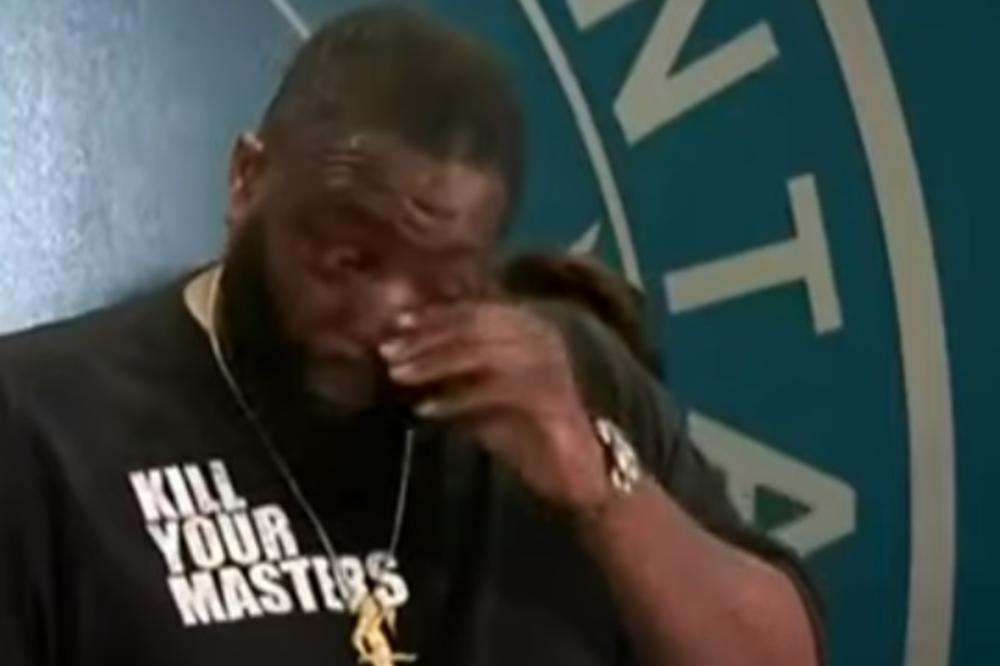 SNIMAK PRIVOĐENJA NA JAVNOM DOGAĐAJU OBELEŽIO GA JE ZA CEO ŽIVOT: Na dodeli NAGRADA desio se ogroman SKANDAL