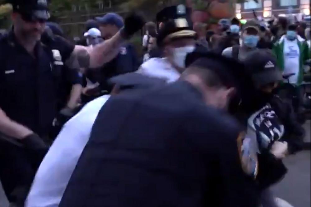 OVAKO BIJE AMERIČKA POLICIJA, ALI I NAROD UME DA UZVRATI: Potpuni haos na ulicama Bruklina! (VIDEO)
