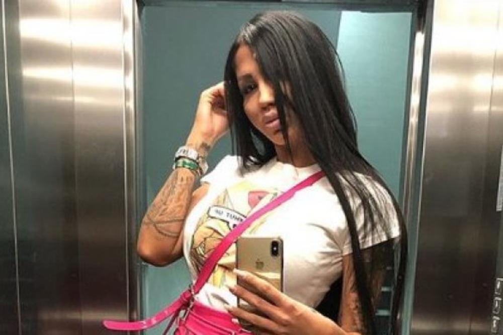 TIJANA AJFON USNIMLJENA SA DVA MUŠKARCA U KREVETU! Jedan je bivši dečko Teodore Džehverović, a drugi je zadrugar!