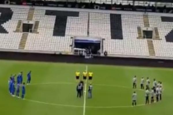 NE ZABORAVLJAJU GA: Igrači Partizana izašli u majicama velikog navijača crno-belih!