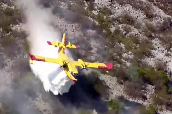 VELIKI POŽAR NA BRAČU Vatrena stihija pretila da proguta nekoliko STAMBENIH OBJEKATA, na terenu i kanaderi