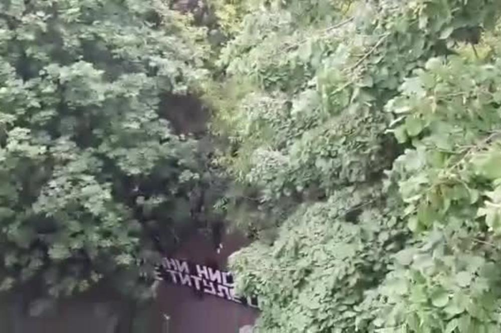 GROBARI SE SKUPILI ISPRED STADIONA U HUMSKOJ: Na njihovom nišanu našli se Zvezda i njeni navijači!