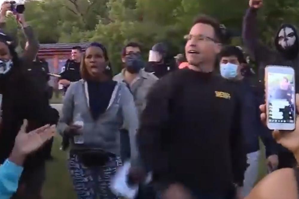 NEVEROVATNA SCENA NA PROTESTIMA U AMERICI: Šerif se PRIDRUŽIO GRAĐANIMA koji protestuju zbog ubistva Flojda (VIDEO)