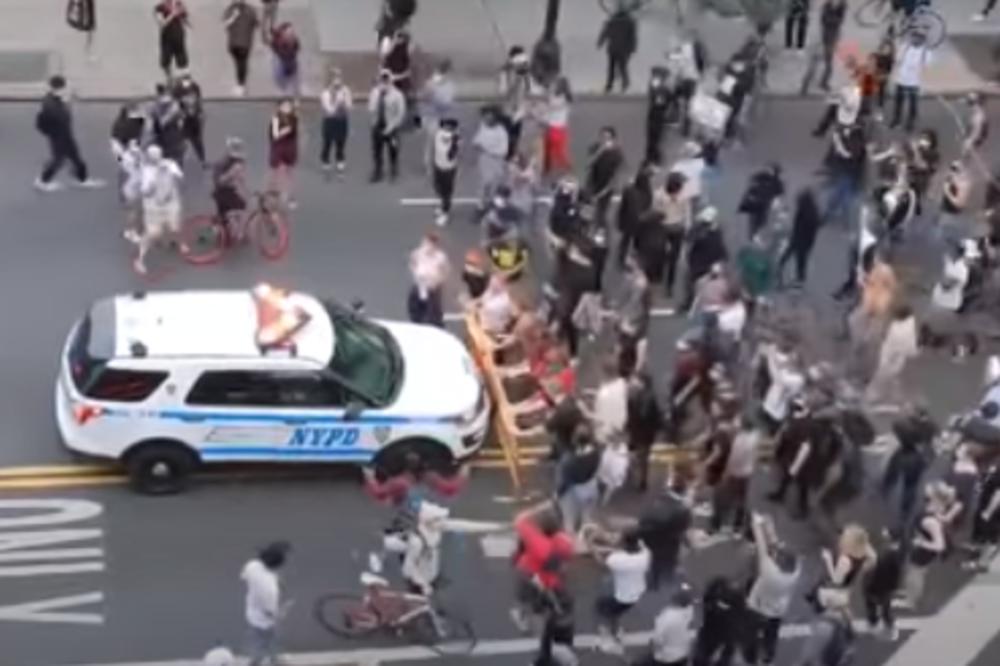 POLICIJA U BRUKLINU GAZILA LJUDE!!! Stravične scene snimljene na protestima u Njujorku! (VIDEO)
