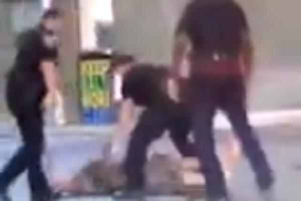 SKANDALOZAN SNIMAK SA PROTESTA U AMERICI: Žena je udarila policajca, a onda je usledila BRUTALNA ODMAZDA! (VIDEO)
