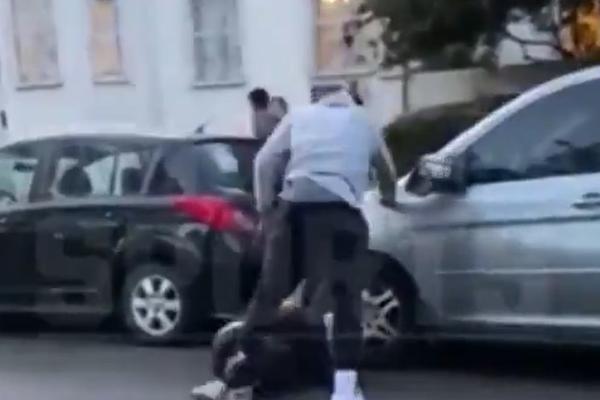 SUPERSTAR NBA LIGE KRVNIČKI PREBIO BELCA DEMONSTRANTA! Usred protesta ga gazio po glavi, lupao o šoferku! (VIDEO)