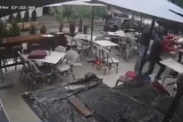 MASOVNA TUČA U NOVOM PAZARU! Isplivao snimak sukoba 2 grupe mladića, 1 NASRNUO NA INTERVENTNU (VIDEO)