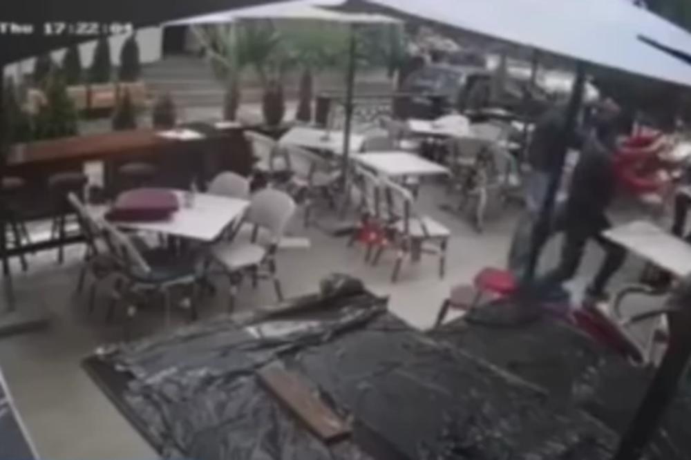 MASOVNA TUČA U NOVOM PAZARU! Isplivao snimak sukoba 2 grupe mladića, 1 NASRNUO NA INTERVENTNU (VIDEO)