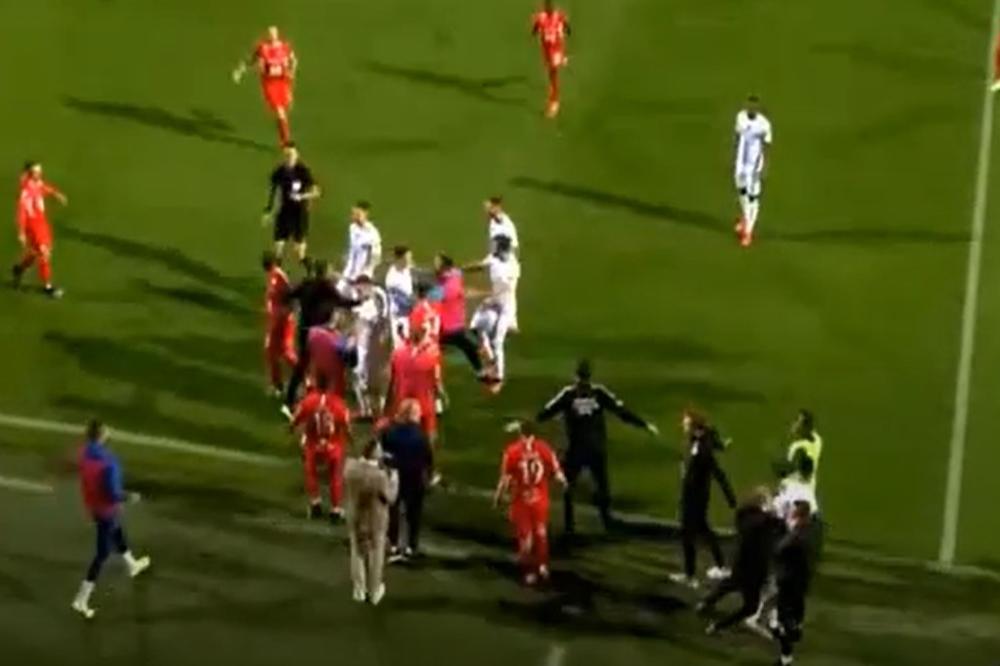 MEĐUSOBNA TUČA HRVATSKIH FUDBALERA USRED KUP UTAKMICE: Žestoko vređanje, lete pesnice, na kraju uletela u policija!