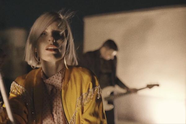 PODELJENI SNIMCI SA NASTUPA BEZ CENZURE! HRVATSKA PEVAČICA IZAŠLA BEZ BRUSA NA BINU!