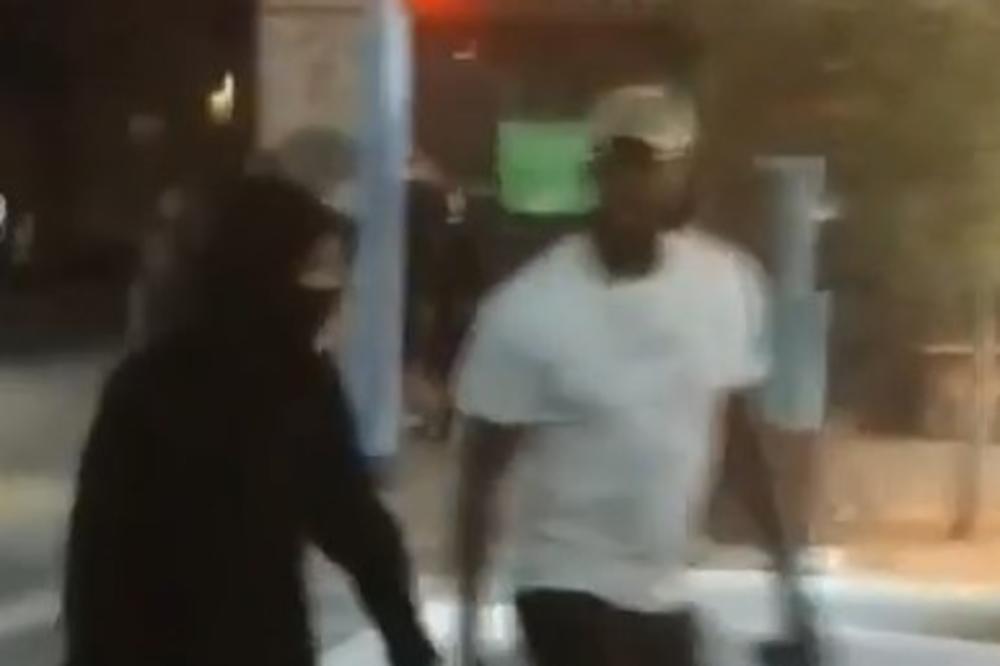 UFC ŠAMPION IZAŠAO NA ULICU I NAPAO DEMONSTRANTE: Brže bolje su mu predali sve vandalske rekvizite!