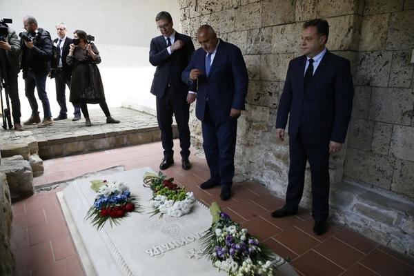 VUČIĆ POLOŽIO VENAC NA SRPSKO SVETO MESTO U BUGARSKOJ: Predsednik obišao nekadašnji grob Svetog Save u Trnovu