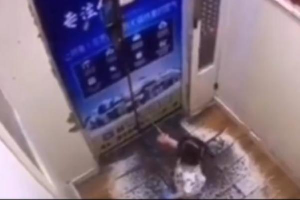 DEVOJČICA JE UŠLA SAMA U LIFT, A ONDA SE ODIGRAO UŽAS: Snimljen jezivi incident! (VIDEO)