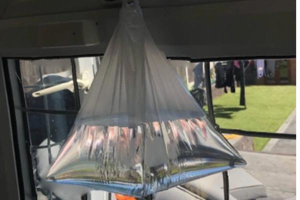 STAVILA JE OVO U KUĆU I VIŠE JOJ NIJEDNA MUVA NIJE UŠLA: Brzo se pravi, a efikasno tera insekte!