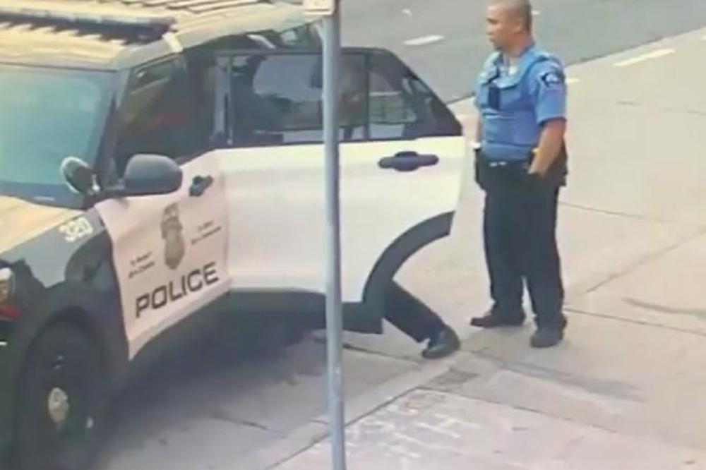 JEDAN STRAŽARI DOK GA OSTALI KRVNIČKI GAZE DO SMRTI: Pojavio se novi snimak Flojdovog ubistva! (VIDEO)