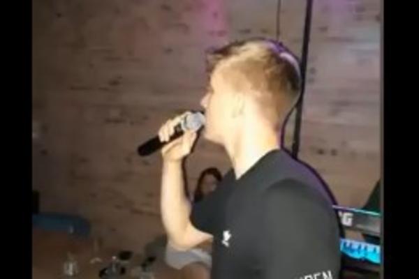 JARMAZ POSTAO STRIC, PA ODUŠEVIO GROBARE: Zapevao pesmu koju obožavaju navijači Partizana! (VIDEO)