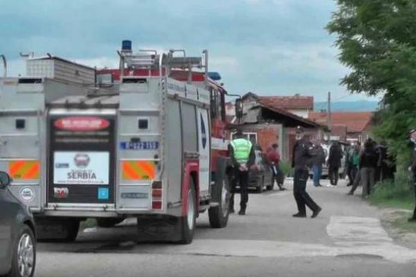 ISPLIVALE UŽASNE SLIKE MASAKRA U SURDULICI: Tela leže na putu, žrtva pod TOČKOVIMA AUTOMOBILA! (UZNEMIRUJUĆE)