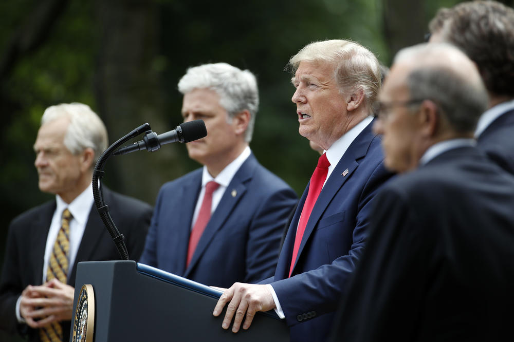 SVEŠTENSTVO SE OKRENULO PROTIV TRAMPA: Predsednik SAD počistio demonstrante da bi se slikao ISPRED CRKVE (VIDEO)