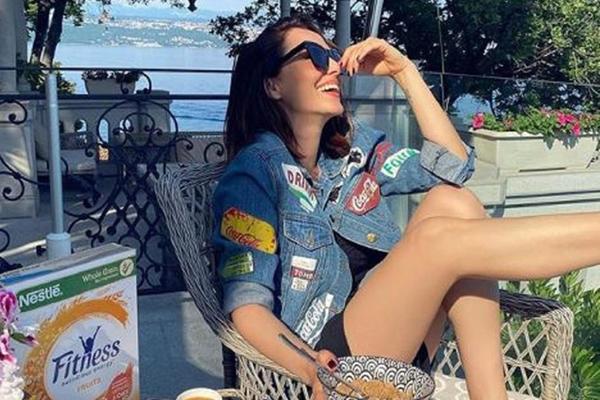 BOŽE, KOLIKO TI JE STOPALO! Pale prozivke za noge lepe voditeljke, nije trebala da ih pokazuje nikada