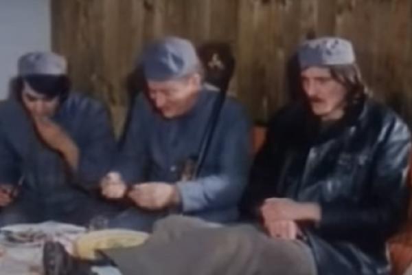 LEGENDARNI SMOGOVAC URGENTNO PREVEZEN U BOLNICU: Glumac doživeo moždani udar!