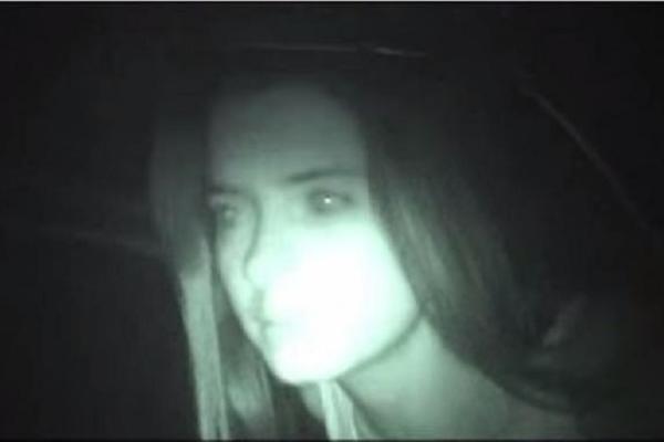 MLADA DEVOJKA JE STOPIRALA USRED NOĆI: Rešili su da je povezu, ono što su uskoro saznali ih je PRESTRAVILO (VIDEO)